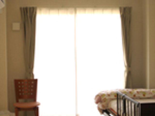 明るい日差しの居室 居室 自然光がたっぷり入り、明るく開放的な居室です。快適な作業環境を提供します。