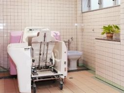 特殊浴槽のある浴室