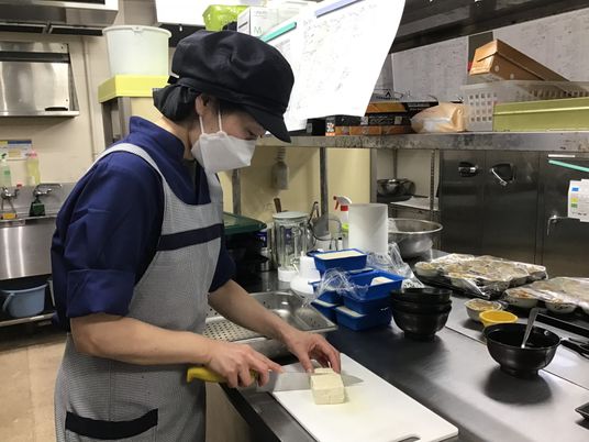 調理作業をする人