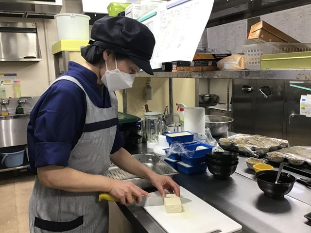 調理作業をする人