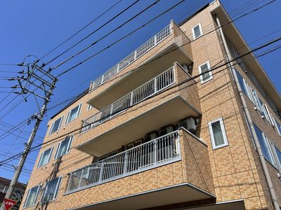 落ち着いた外観の建物