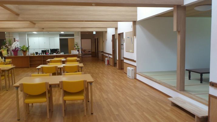 広々とした和室とダイニング