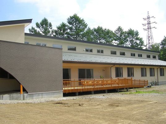 自然に囲まれた外観