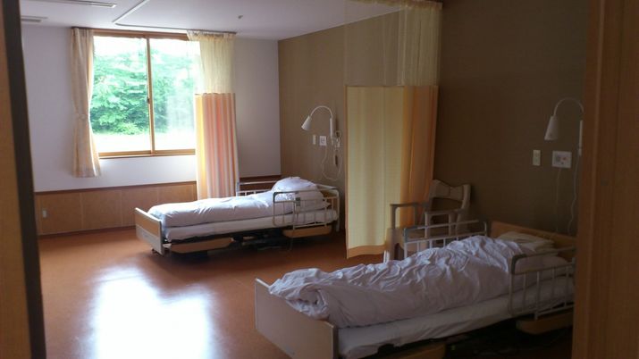 明るい二人部屋居室