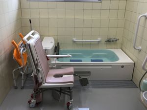 浴槽と介助椅子の浴室  