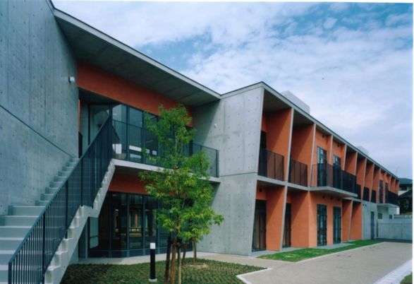 広々とした外観