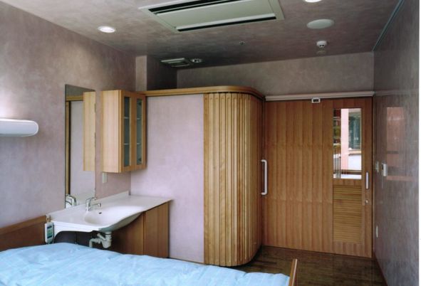 落ち着いた色合いの居室