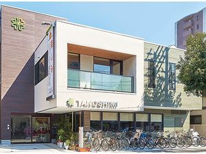 明るい外観の建物  