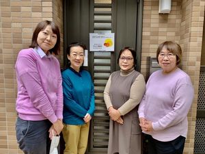 スタッフ集合の玄関前  