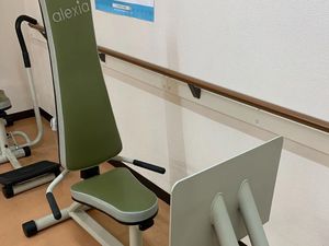 機能訓練用の椅子と機器  