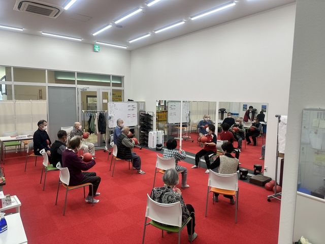 体操をする部屋 機能訓練室 明るい空間で多くの人が体操に取り組んでいます。快適な環境で、安全に運動が可能です。