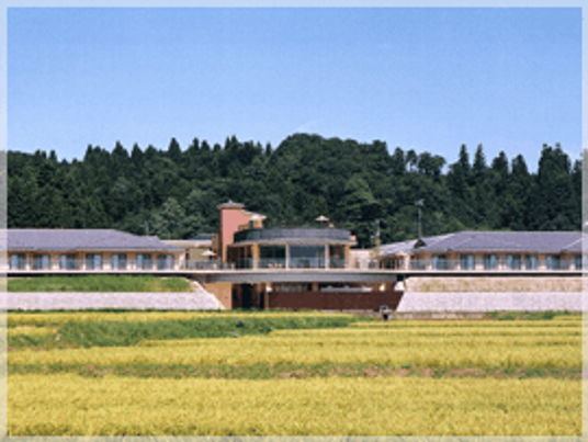 広々とした建物外観