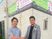 看板前の男性2人  