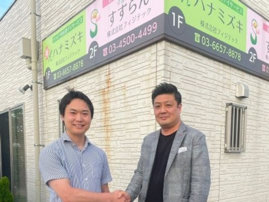 看板前の男性2人  