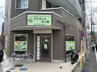 落ち着いた外観の建物