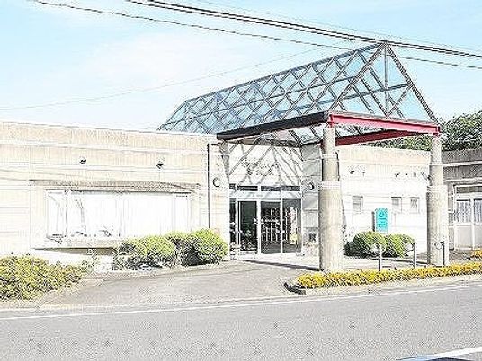 ガラス屋根の正面玄関  