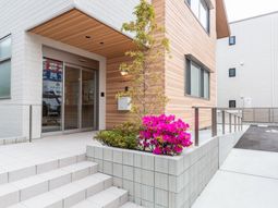花が飾られた入り口