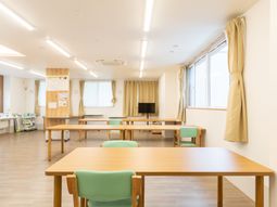 窓のある明るい部屋