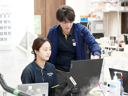スタッフが作業する事務スペース  