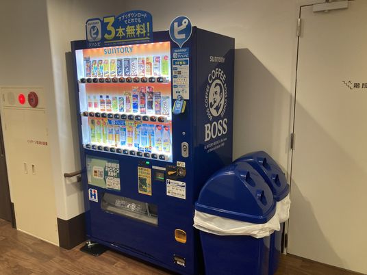 自動販売機とゴミ箱