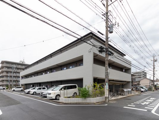 3階建ての建物外観  