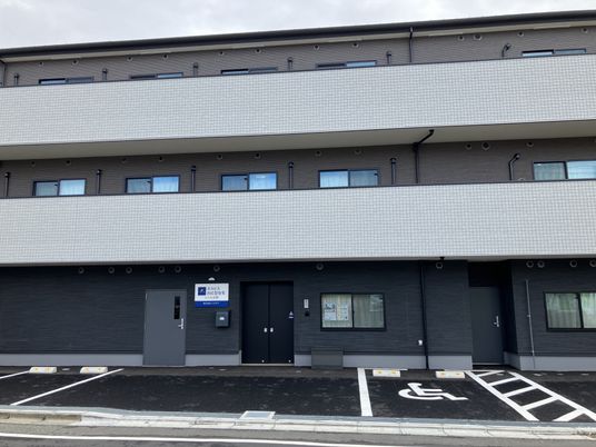 車いす対応の建物外観
