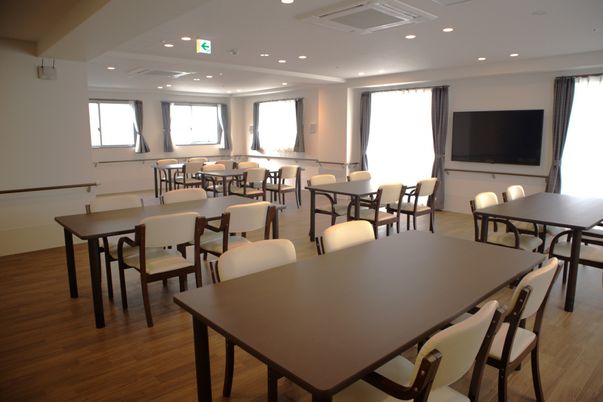 光差し込む食堂