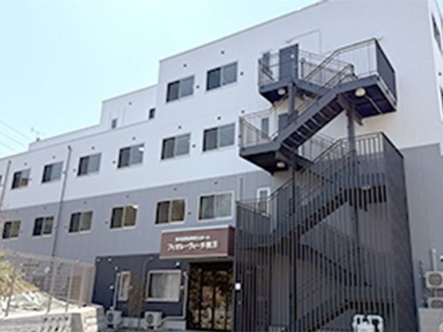 建物外観 外観   白い外壁の建物で、外付けの階段が確認できます。入口まわりはすっきりしており、出入りの動線が分かりやすそうです。