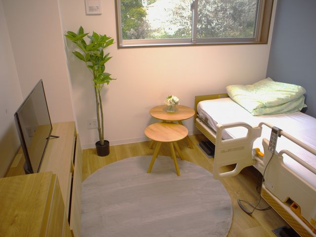 窓際の居室 居室 大きな窓から自然光が差し込む居室です。ベッド横のスペースでゆったりとくつろげます。