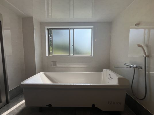 自然光が差し込む浴室