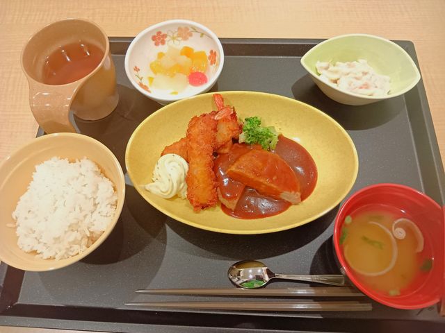 食事メニュー 食堂 さまざまな料理が提供される温かみのある空間です。栄養バランスの取れた楽しい食事が提供されます。