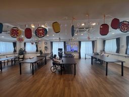 祭りの装飾がある部屋