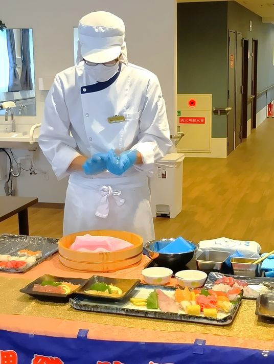 調理スタッフと食材の廊下