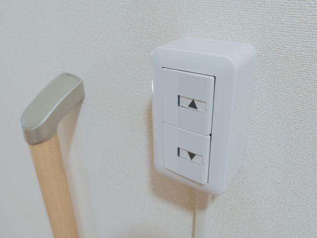 安全手すりとスイッチの壁面 廊下 安全を考慮したデザインで、手すりと使いやすいスイッチが設置されています。