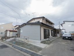 落ち着いた色調の外観