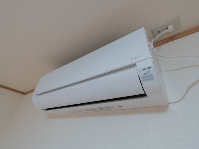 壁に設置されたエアコン エアコン 室内の空調管理がしやすく、快適な環境を提供します。働くスタッフにとっても魅力的です。