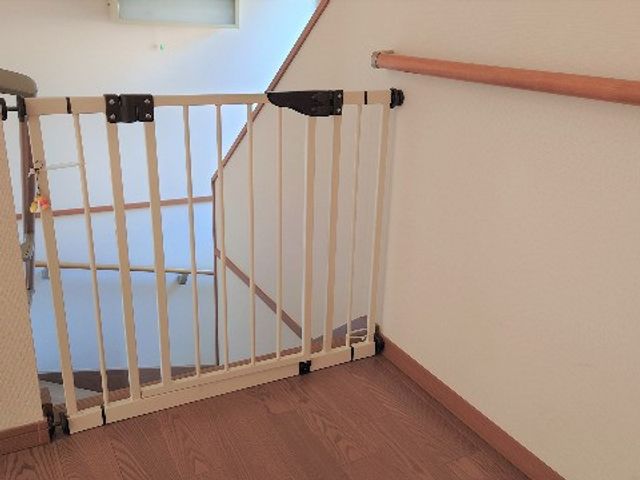 階段前の安全柵 廊下   階段の手前に安全柵が設けられており、通行時の配慮が感じられます。手すりもあり、移動しやすいつくりです。
