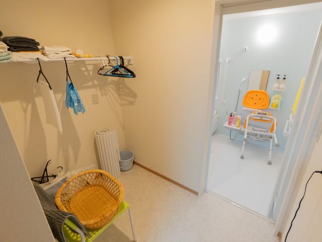 シンプルな浴室 浴室 自然光が差し込む清潔な浴室です。快適に利用できる設備が整っています。