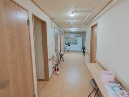 長い廊下とキッチン