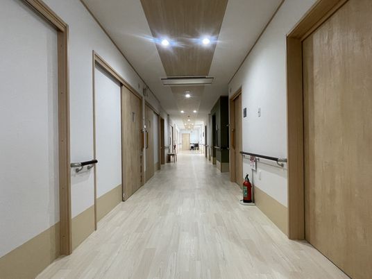 手すりが設置された廊下