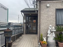 花で飾られたエントランス