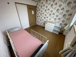 窓から光が差し込む居室
