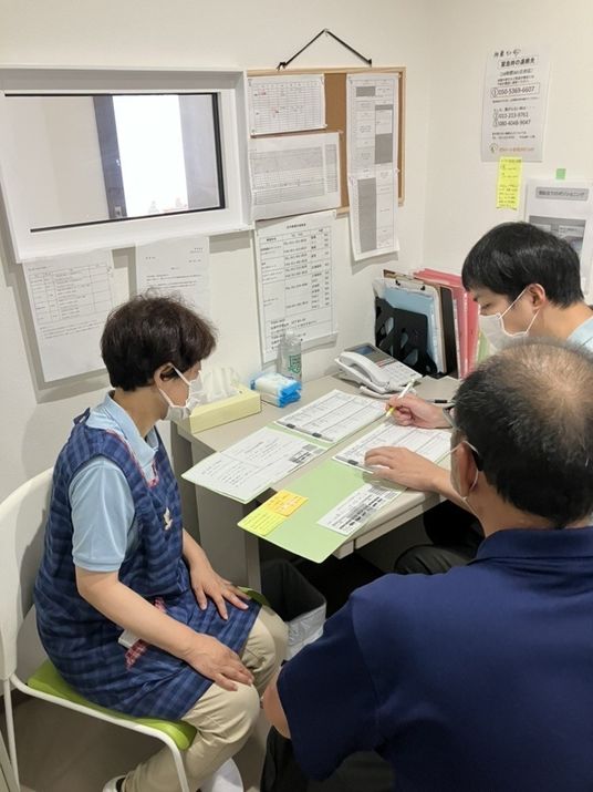 対話中の職員たち