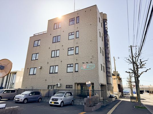 駐車場付きの建物外観