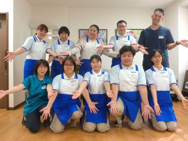 笑顔のスタッフが並ぶ部屋 スタッフイメージ 笑顔あふれる職員が、温かい雰囲気の中で働いています。一緒に快適な環境を作りませんか。