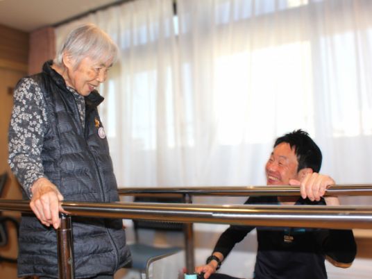 笑顔で対話する様子の居室