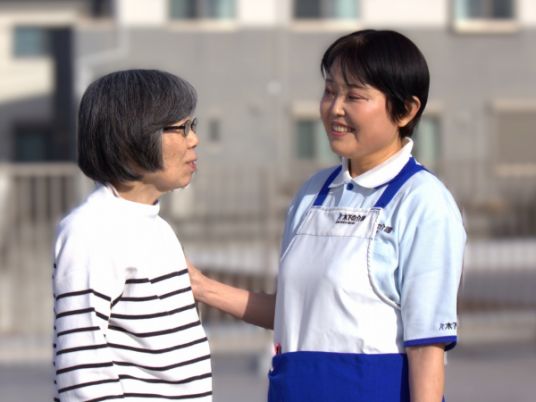 談笑中の女性たち