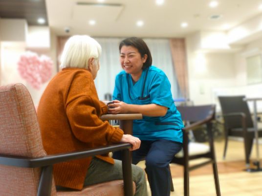 笑顔の看護師と利用者の部屋