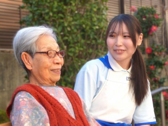 ベンチで談笑する場面