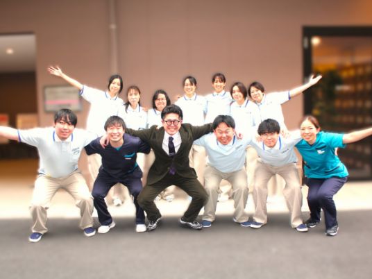 笑顔のスタッフ集合写真